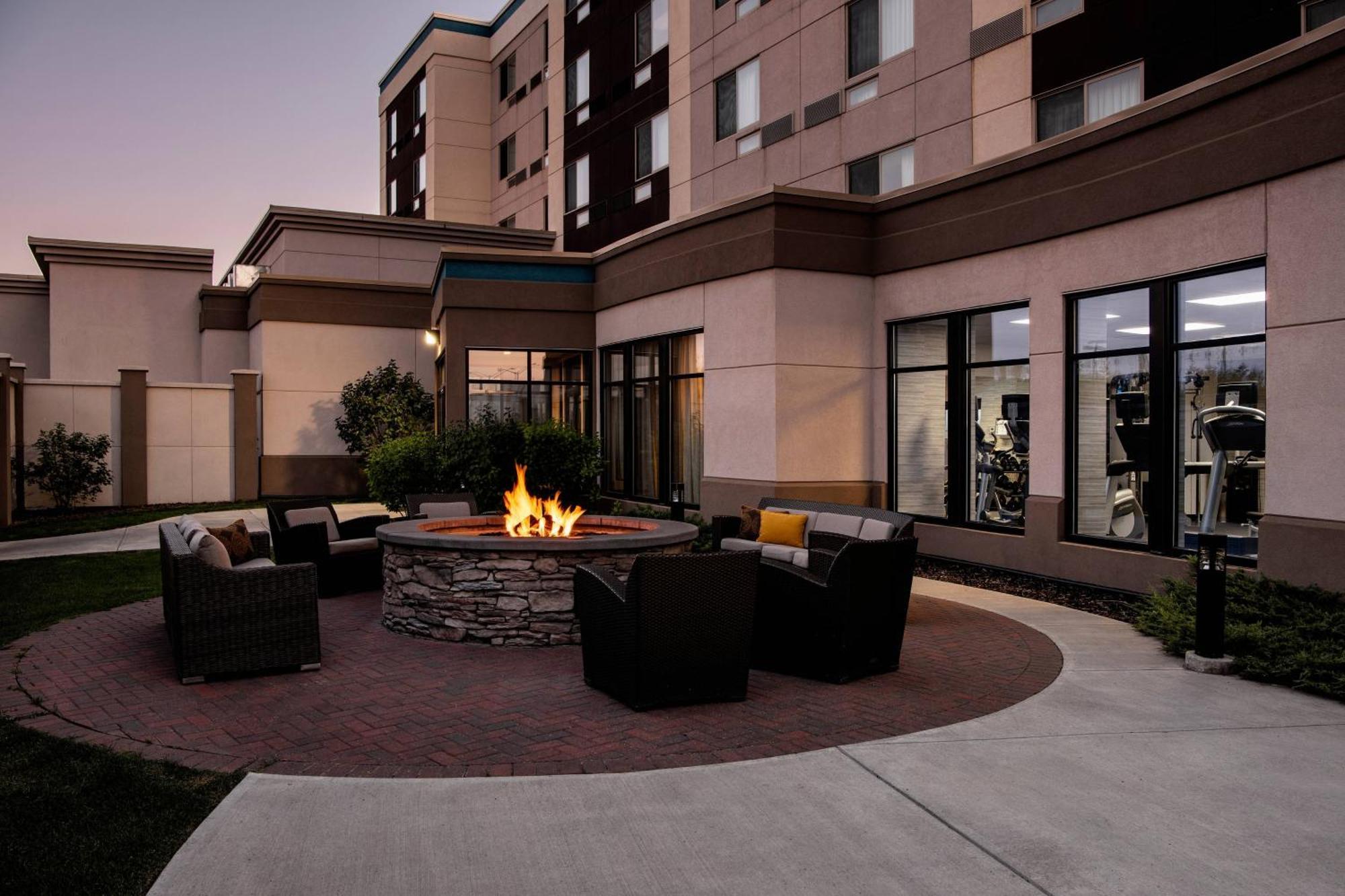 Hotel Courtyard By Marriott Edmonton West Extérieur photo