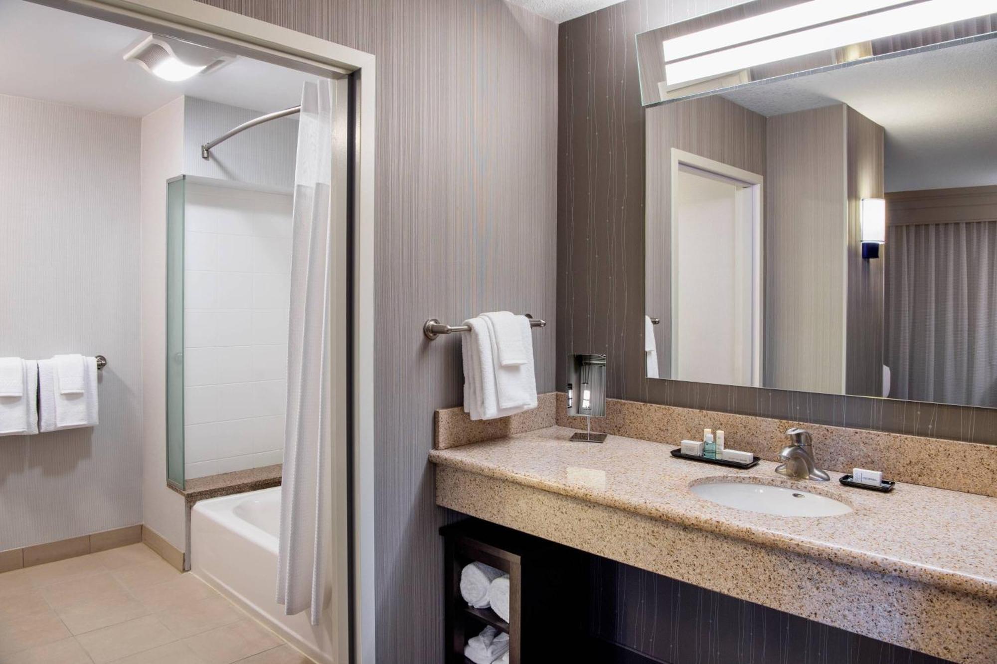 Hotel Courtyard By Marriott Edmonton West Extérieur photo